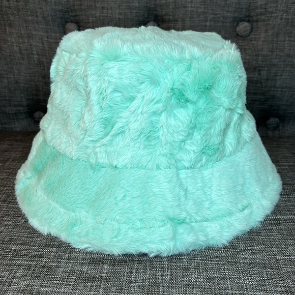 NWOT Fuzzy Wuzzy Faux Fur Bucket Hat in Green - Picture 3 of 4